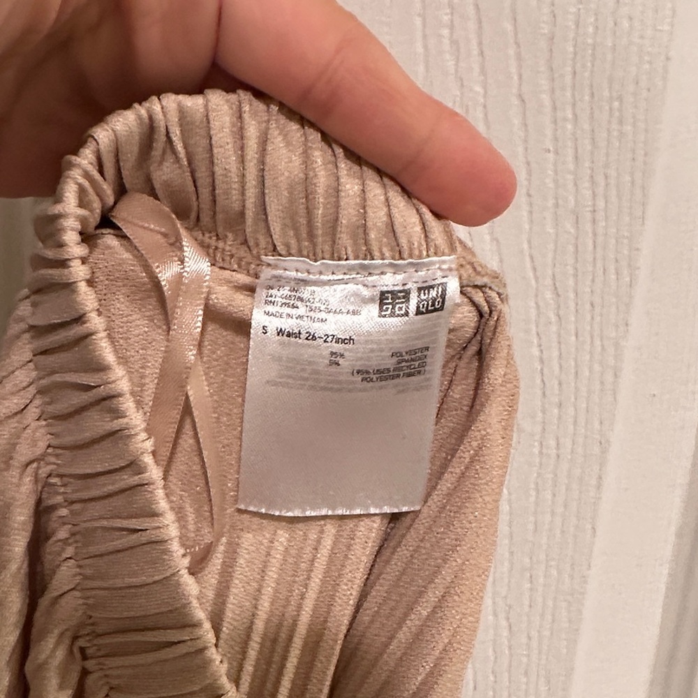 Uniqlo Pleated Wide-Leg Pants in Beige - Picture 3 of 3